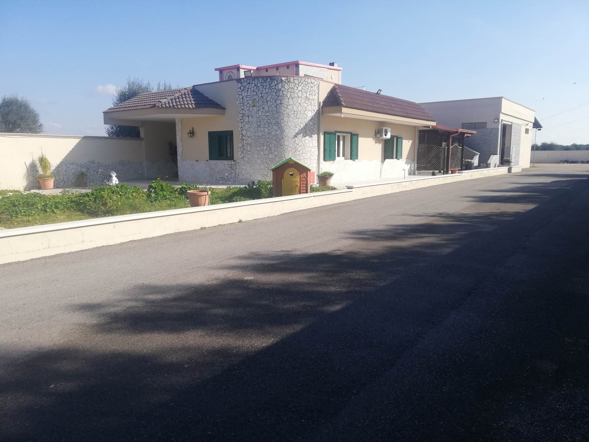 Elegante villa a Lizzano con ampi spazi